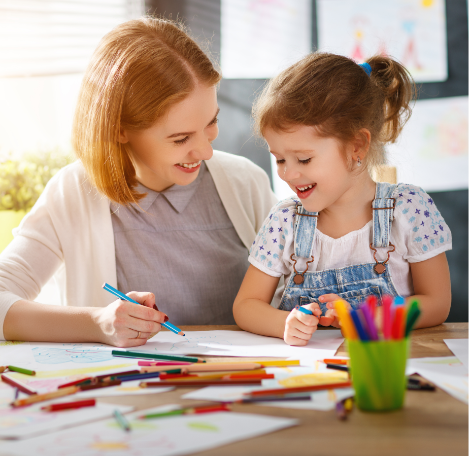 dziecko z opiekunką, maluje z nauczycielem – kreatywne zajęcia i rozwijanie talentu artystycznego w przedszkolu Urwis