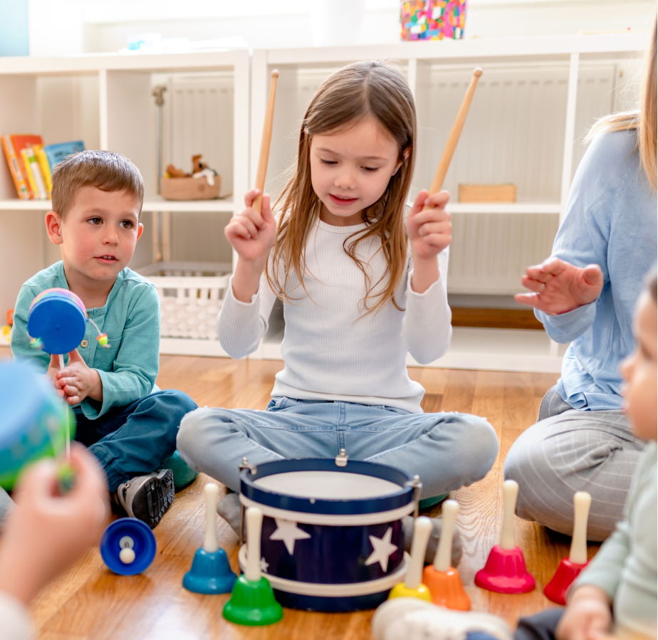 dzieci na zajęciach muzycznych w przedszkolu z zajęciami muzycznymi w Wejherowie, Urwis