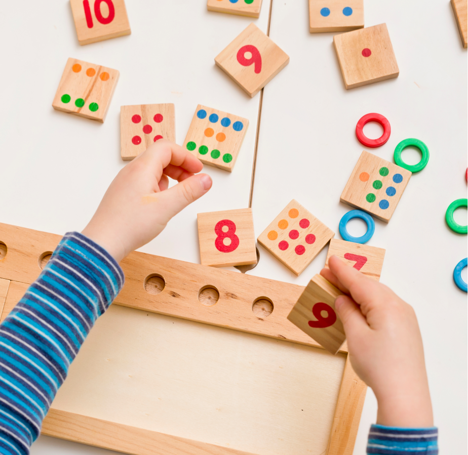 dziecko uczy się matematyki, układa literki w Przedszkolu z zajęciami matematycznymi Urwis w Wejherowie