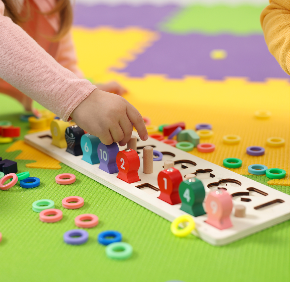 dziecko uczy się matematyki w Przedszkolu z zajęciami matematycznymi Urwis w Wejherowie