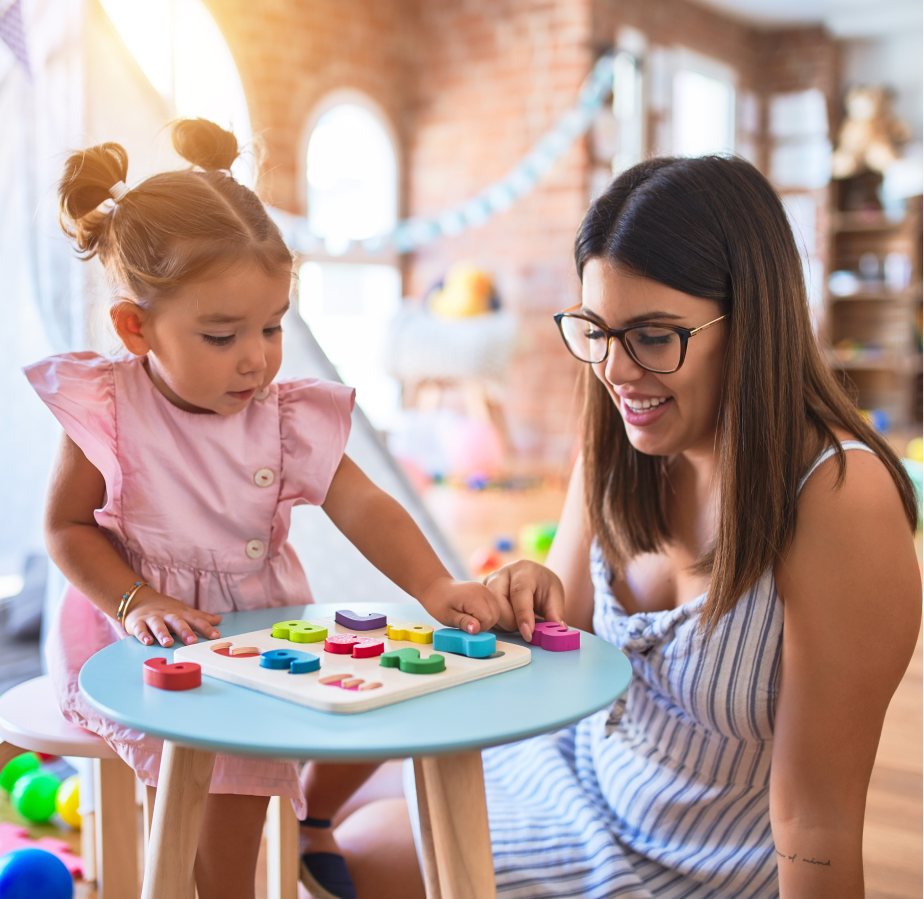 Przedszkole z zajęciami matematycznymi w Wejherowie - opiekunka uczy dziecko matematyki