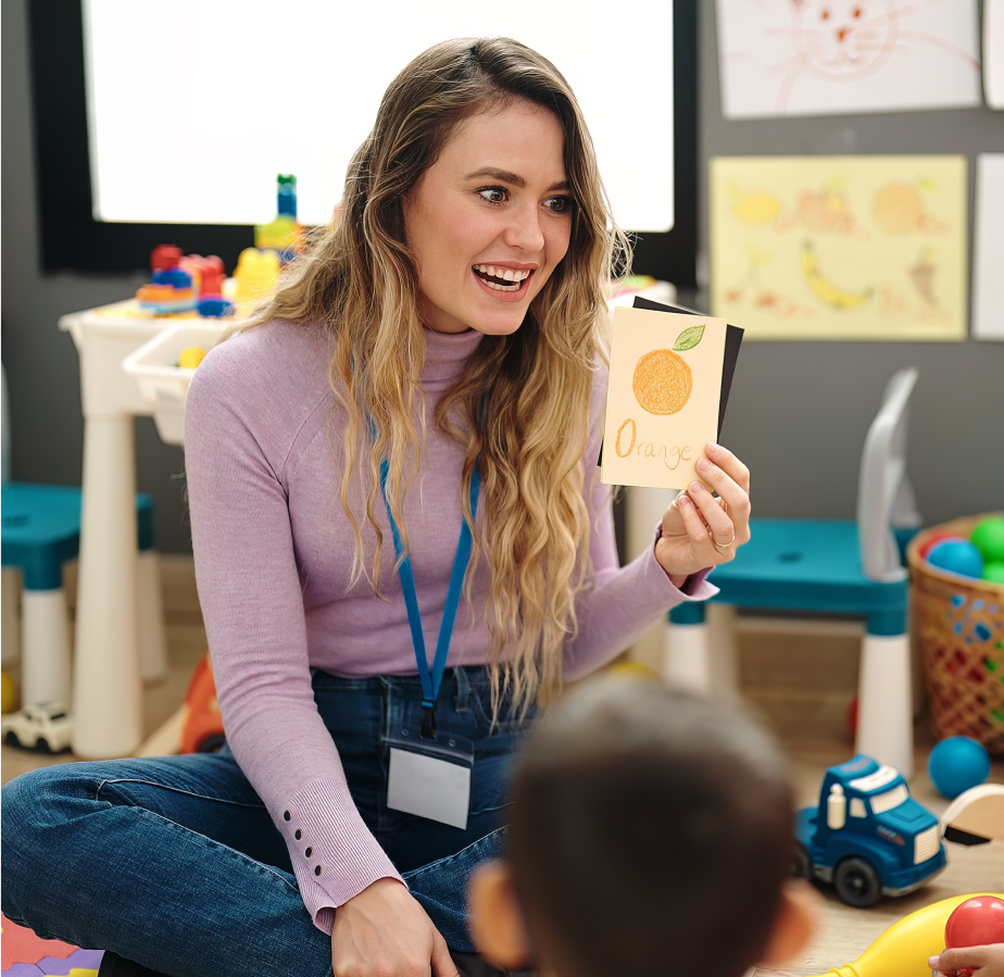 Nuczycielka - pedagog przeprowadza lekcje jezyka angielskiego w przedszkolu niepublicznym Urwis z Wejherowa