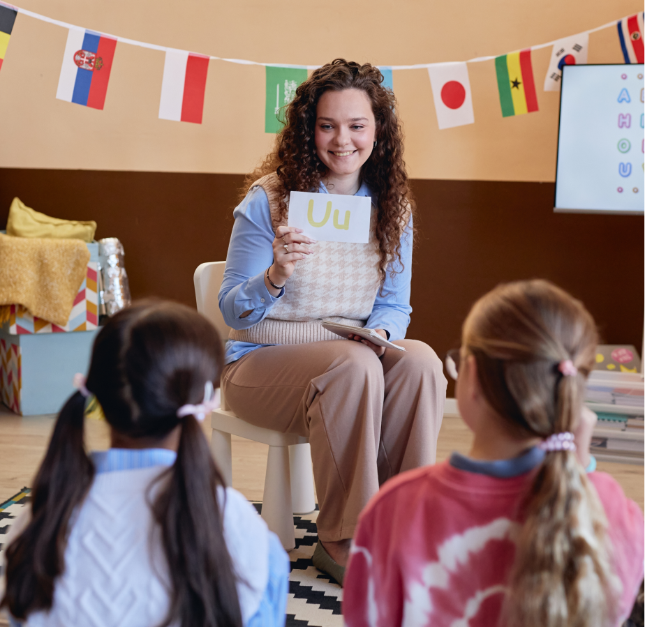 Przedszkole z językiem angielskim w Wejherowie Urwis. Pani Uczy dziecki na zajęciach