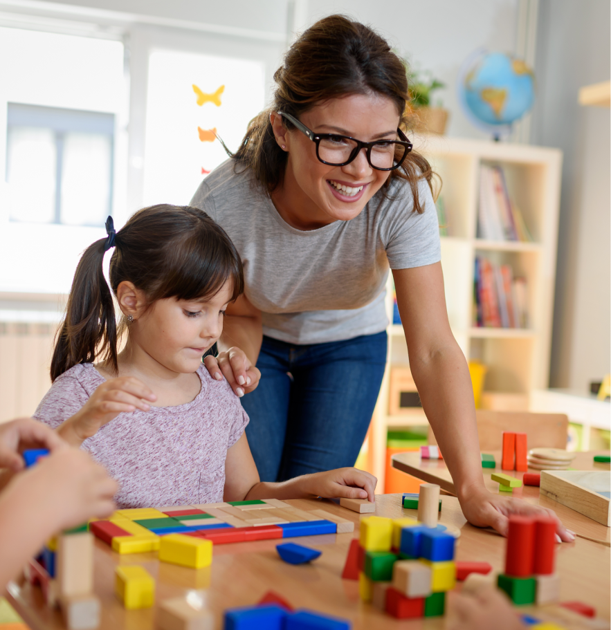Dziewczynka opiekun na zajęciach w przedszkolu niepublicznym Urwis z Wejherowa