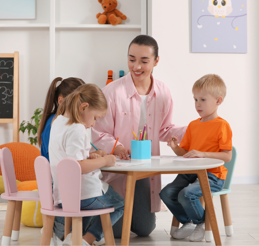 Dzieci, opiekun na zajęciach w przedszkolu niepublicznym Urwis z Wejherowa