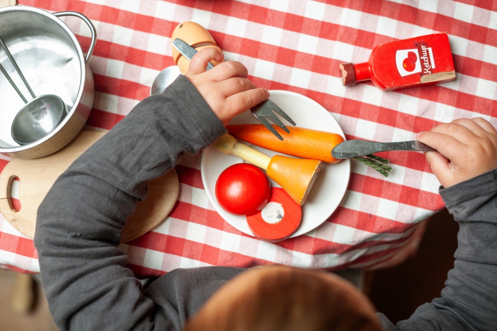 Dziecko, uczy się gotowania w przedszkolu niepublicznym Urwis z Wejherowa